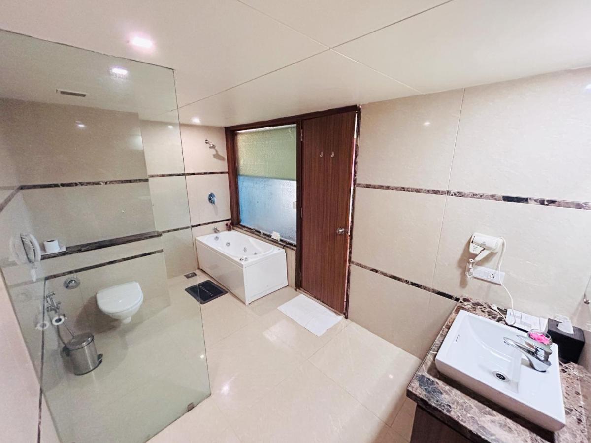 Boulevard 9 Luxury Resort & Spa Nadiād Dış mekan fotoğraf