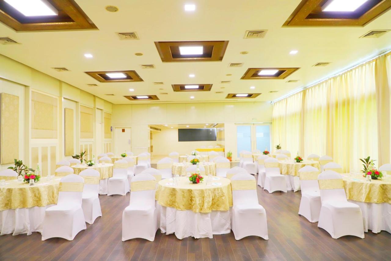 Boulevard 9 Luxury Resort & Spa Nadiād Dış mekan fotoğraf