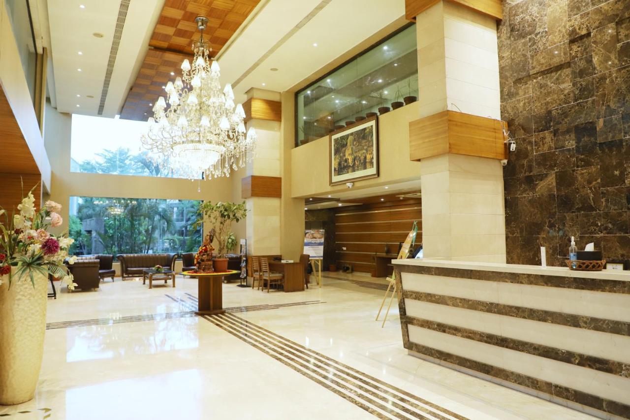 Boulevard 9 Luxury Resort & Spa Nadiād Dış mekan fotoğraf