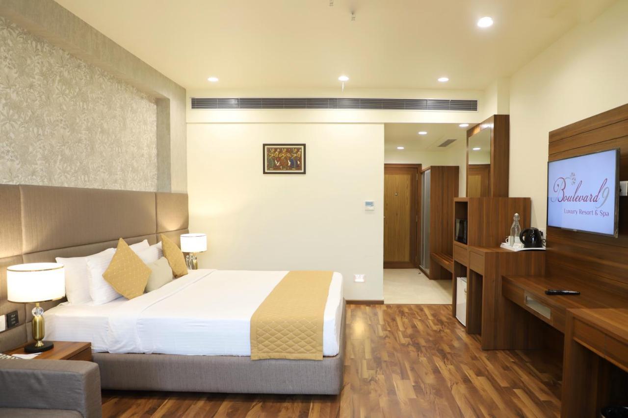 Boulevard 9 Luxury Resort & Spa Nadiād Dış mekan fotoğraf
