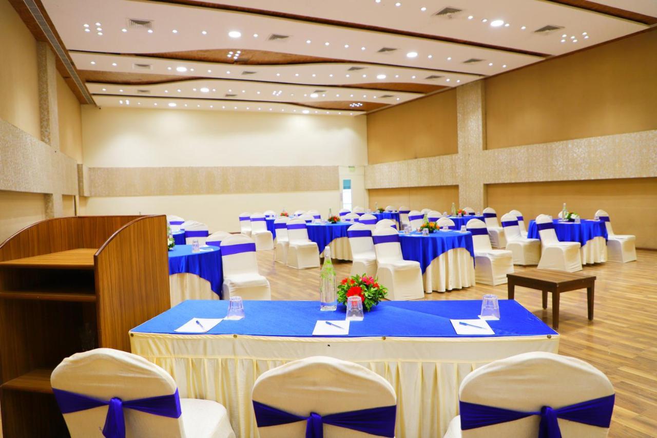 Boulevard 9 Luxury Resort & Spa Nadiād Dış mekan fotoğraf