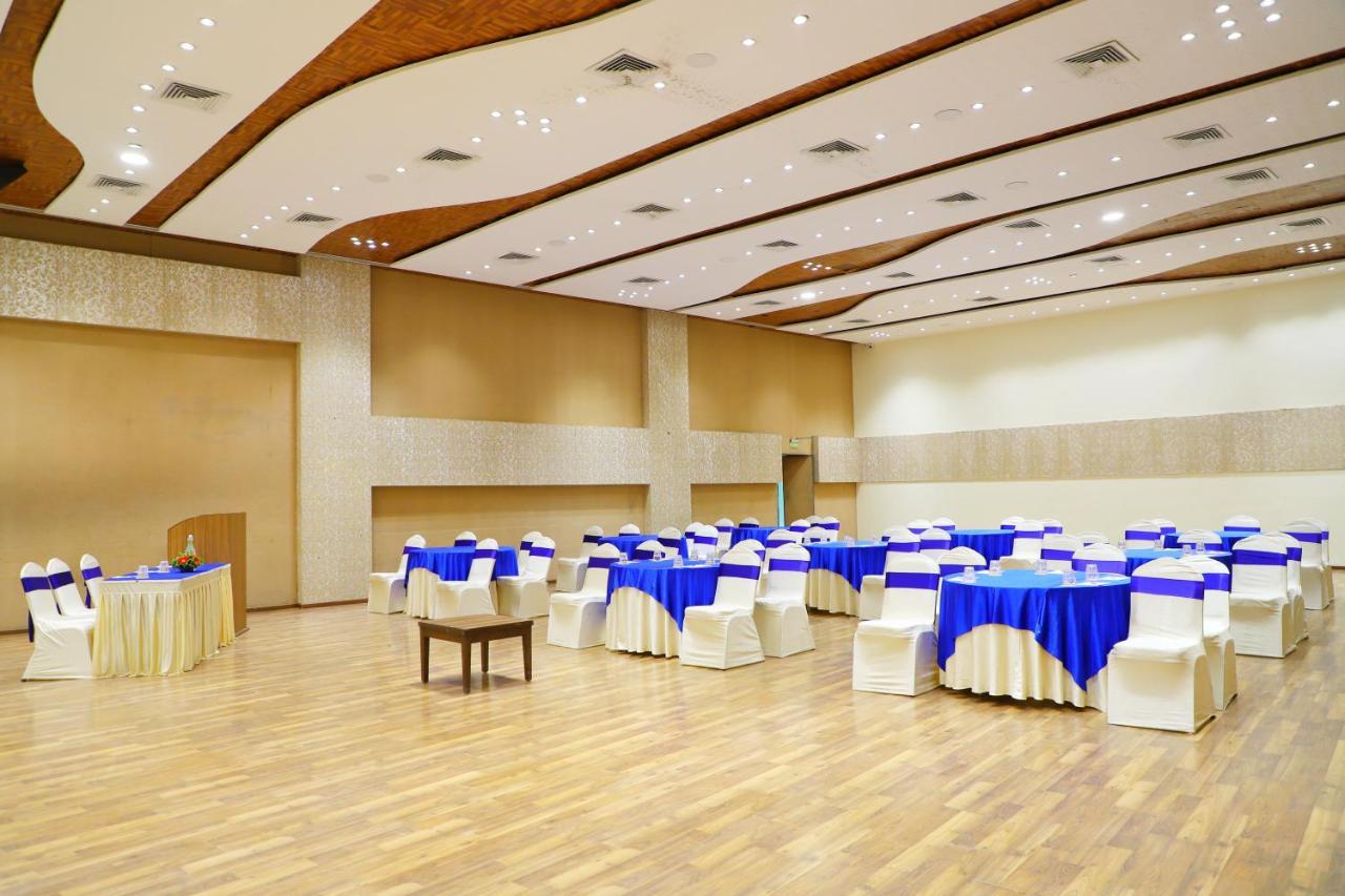 Boulevard 9 Luxury Resort & Spa Nadiād Dış mekan fotoğraf