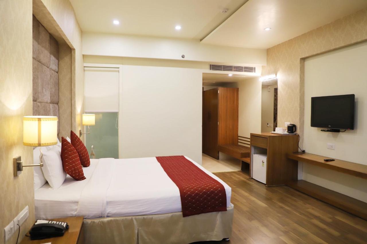 Boulevard 9 Luxury Resort & Spa Nadiād Dış mekan fotoğraf