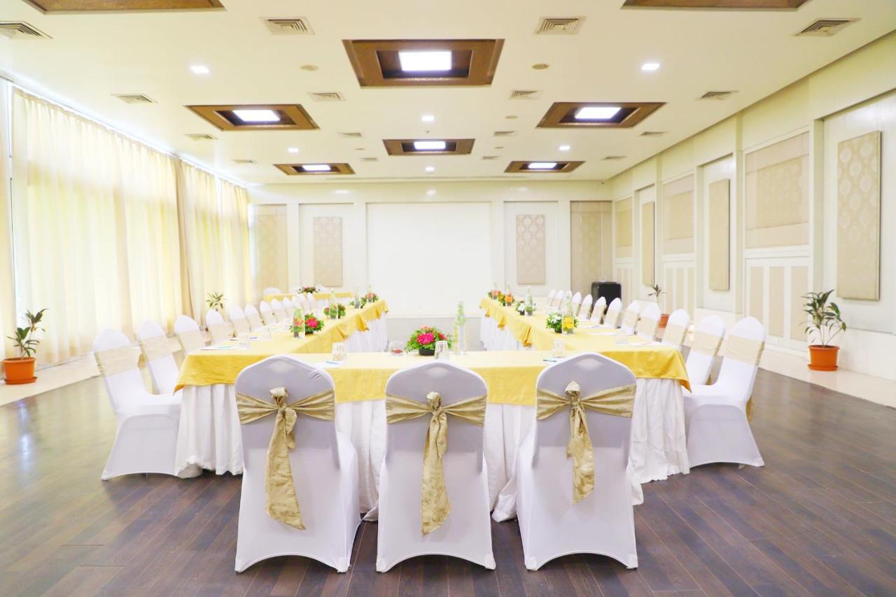 Boulevard 9 Luxury Resort & Spa Nadiād Dış mekan fotoğraf