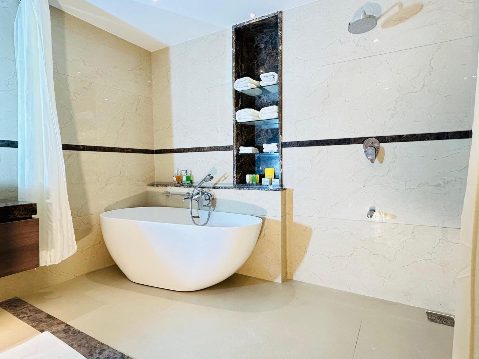 Boulevard 9 Luxury Resort & Spa Nadiād Dış mekan fotoğraf