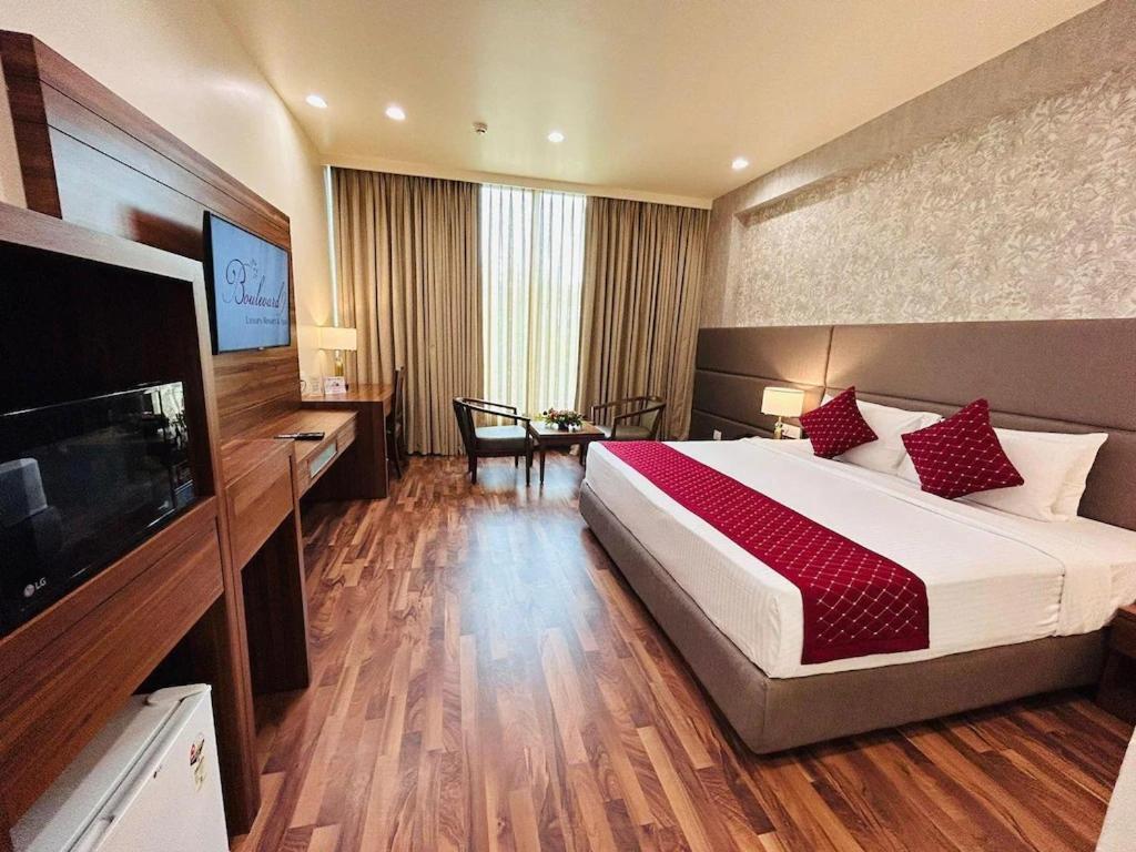 Boulevard 9 Luxury Resort & Spa Nadiād Dış mekan fotoğraf