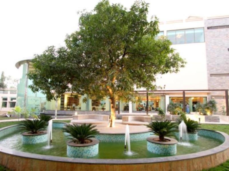 Boulevard 9 Luxury Resort & Spa Nadiād Dış mekan fotoğraf